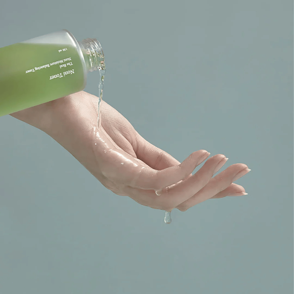 Celimax The Real Noni Moisture Balancing Toner é um tónico leve e refrescante que hidrata e equilibra a pele. É enriquecido com extrato de Noni que acalma irritações e melhora a textura da pele.