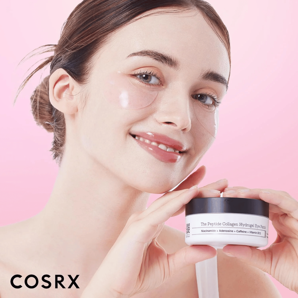 Modelo com COSRX Peptide Collagen Hydrogel Eye Patch – proporciona brilho e hidratação para pele cansada sob os olhos.