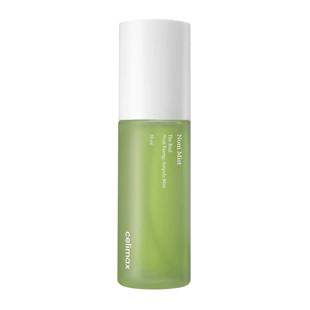 Celimax Noni Mist em uma garrafa verde com tampa branca. O produto, "The Real Noni Energy Ampule Mist", tem uma capacidade de 50 ml e é comercializado para fornecer energia e hidratação à pele.
