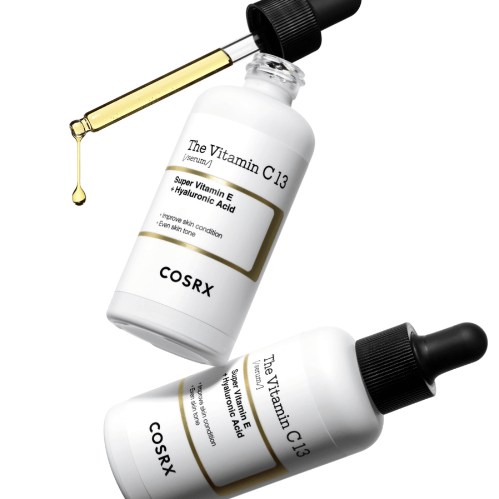 COSRX The Vitamin C 13 Serum 20 ml com pipeta e gota de sérum dourado, sérum de vitamina C para brilho e tom de pele mais uniforme e estrutura de pele melhorada.