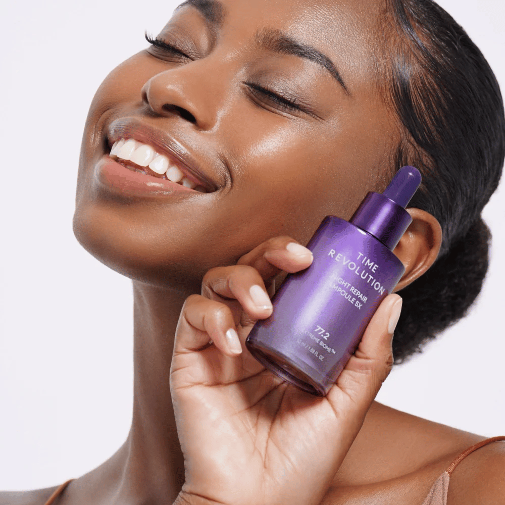 4. MISSHA Time Revolution Night Repair Ampoule 5X – modelo segura sérum de noite roxo para cuidado do rosto e luminosidade