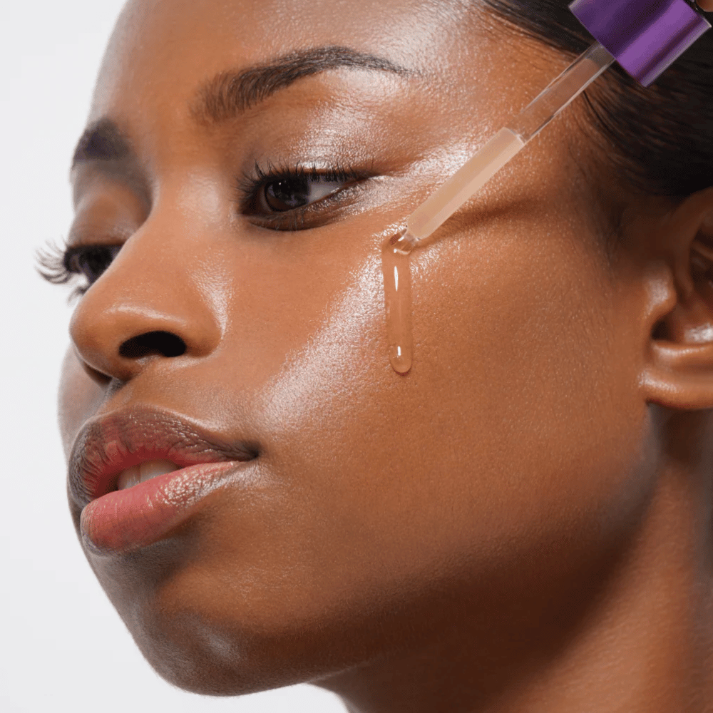 2. MISSHA Time Revolution Night Repair Ampoule 5X – sérum facial hidratante aplicado com conta-gotas na bochecha