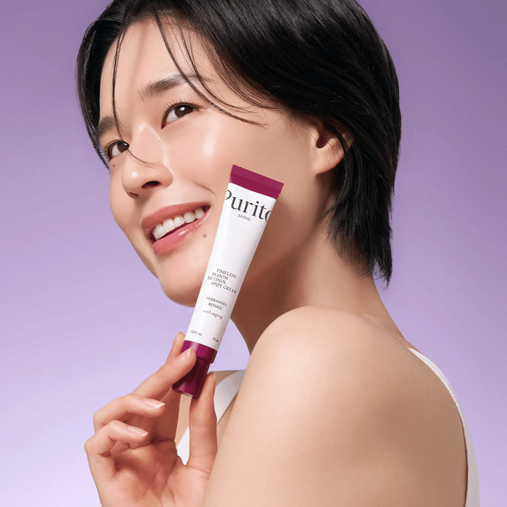 Purito Timeless Bloom Retinol Spot Cream é um tratamento direcionado que contém retinol para reduzir linhas finas e melhorar a elasticidade da pele. Com ingredientes hidratantes, restaura o brilho da pele e fortalece a barreira, perfeito para pele madura ou como rotina anti-envelhecimento.