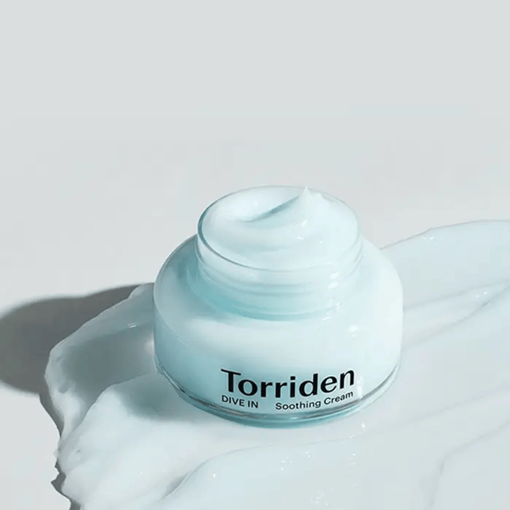 Torriden DIVE-IN Low Molecular Hyaluronic Acid Soothing Cream 100ml proporciona hidratação duradoura em uma superfície branca.
