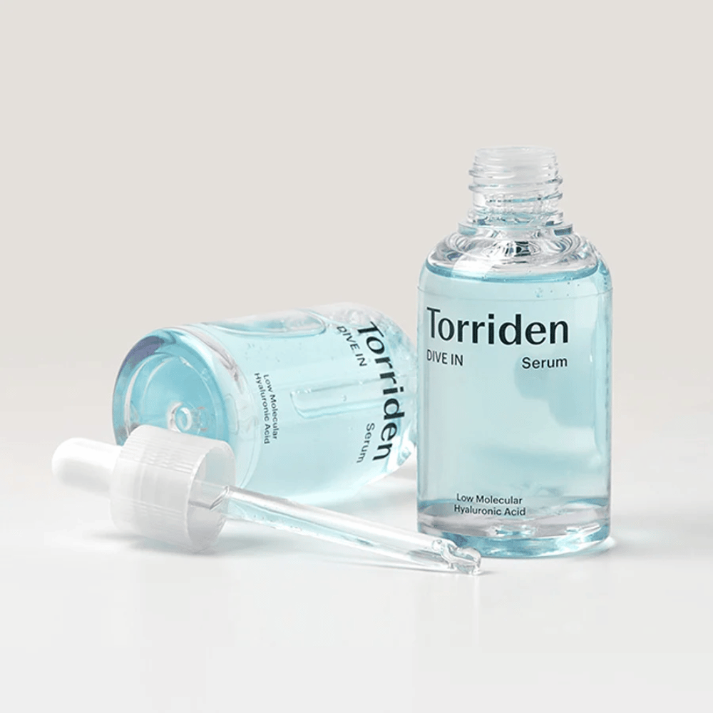 Uma garrafa Torridens DIVE-IN Low Molecule Hyaluronic Acid Serum 50ml ao lado de uma garrafa de água, destacando o soro de ácido hialurônico e hidratação.