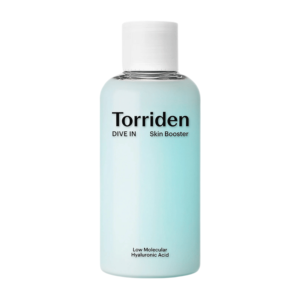 Uma garrafa de produto de cuidados com a pele rotulada "Torriden DIVE IN Skin Booster" com ácido hialurônico de baixo peso molecular.