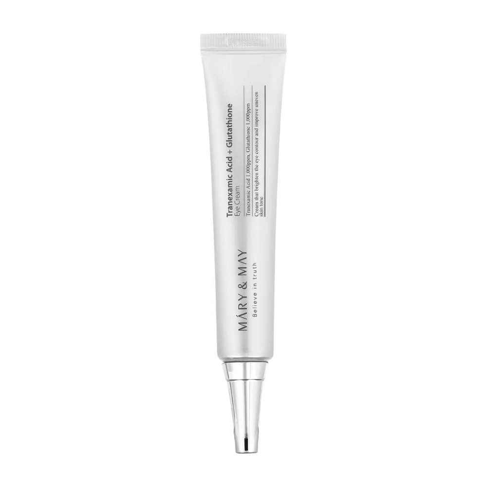 Imagem do produto de um tubo branco da MARY & MAY com "Tranexamic Acid + Glutathione Eye Cream". O texto na embalagem destaca suas propriedades para iluminar e tratar a área ao redor dos olhos. O tubo é projetado para aplicação fácil e precisa.