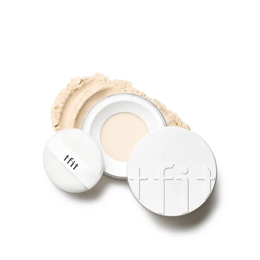 Caixa aberta com TFIT Translucent Set Finishing Powder na tonalidade Skin Beige, com puff incluído e pó facial espalhado ao redor.