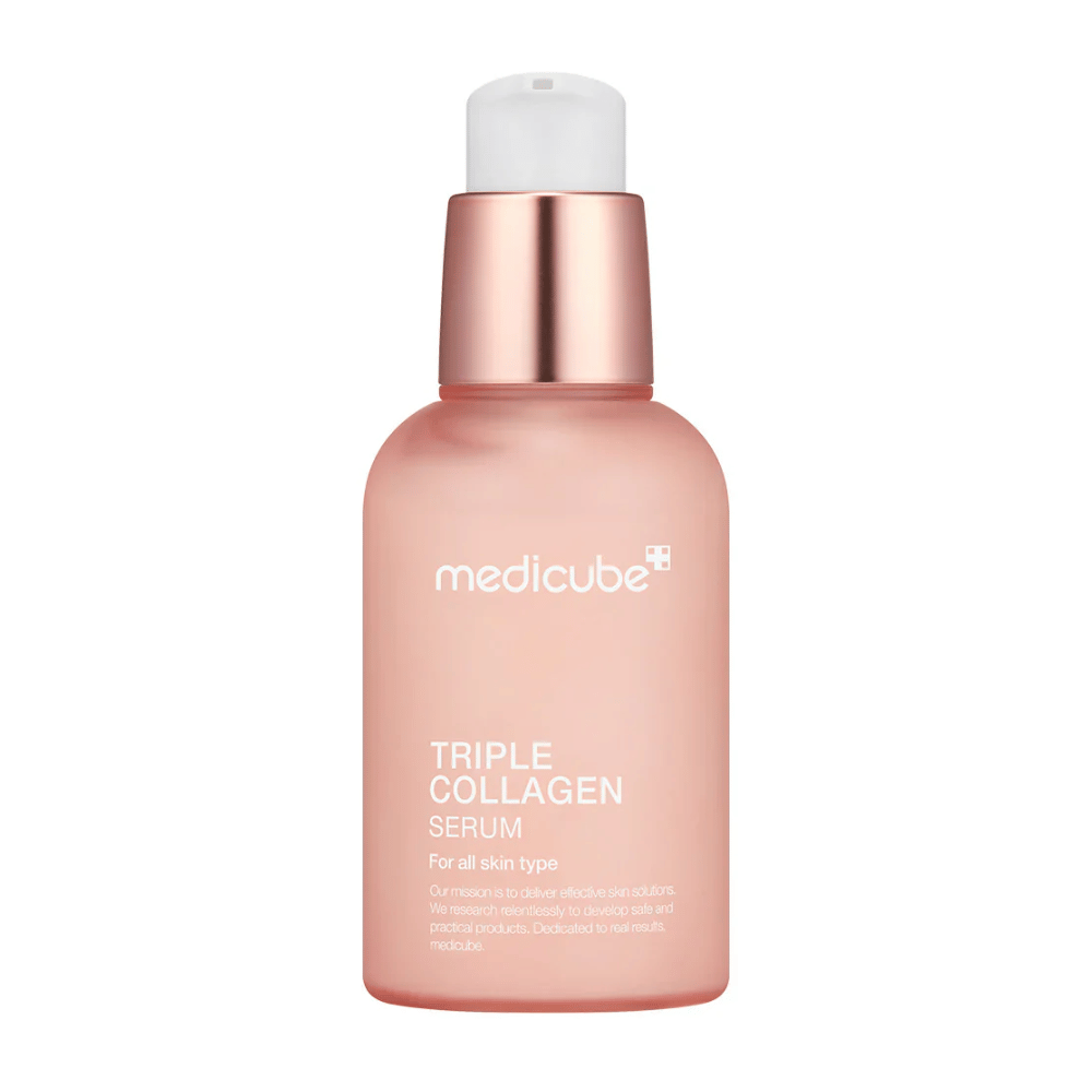 Uma garrafa rosa de Medicube Triple Collagen Serum, projetada para todos os tipos de pele. A garrafa de vidro fosca e lisa com uma tampa metálica rosa e uma bomba branca oferece um visual elegante, e o texto destaca a fórmula tripla de colágeno do sérum.