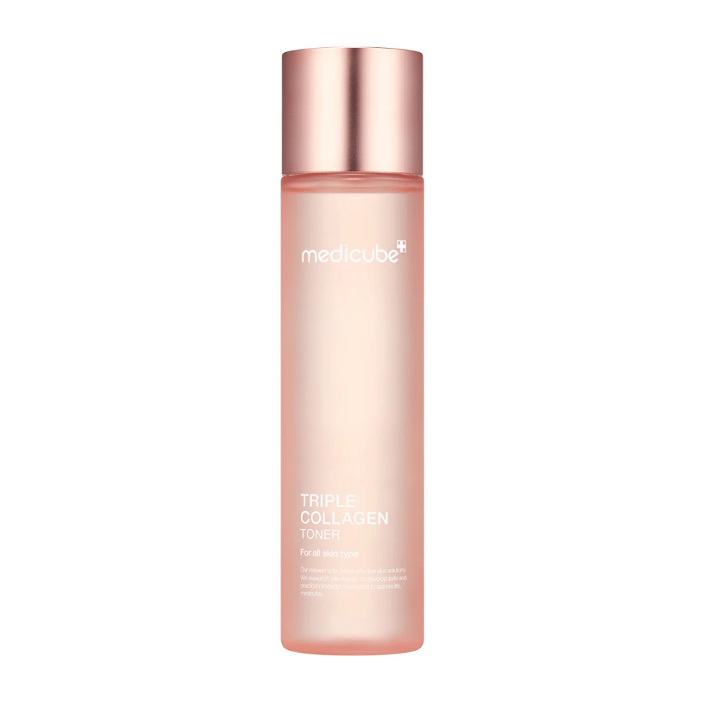 Medicube Triple Collagen Toner 4.0 em garrafa rosa com tampa em tom de ouro rosé, um toner hidratante para todos os tipos de pele.