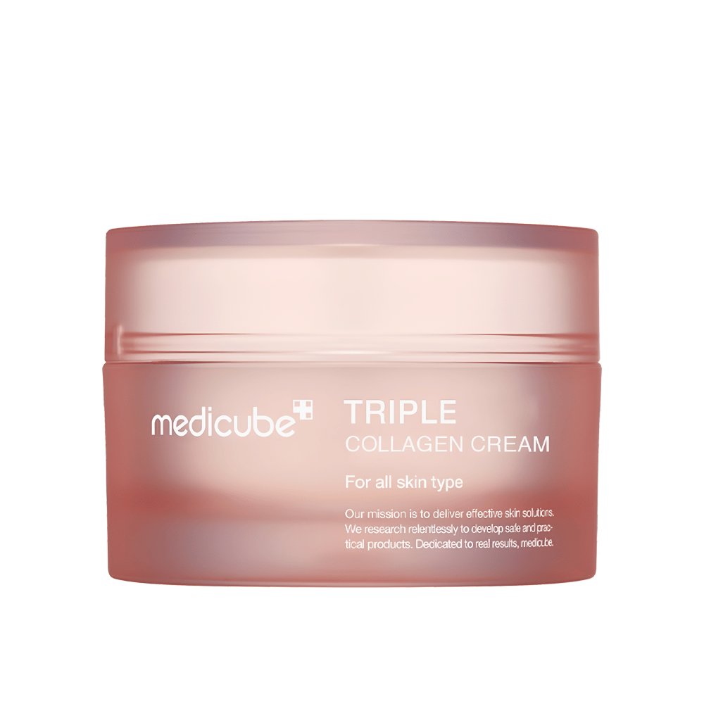 A imagem mostra um recipiente de Medicube Triple Collagen Cream. Este creme facial é desenvolvido para todos os tipos de pele e promete melhorar a elasticidade e o nível de hidratação da pele. O design é minimalista com um tom rosa suave na embalagem.