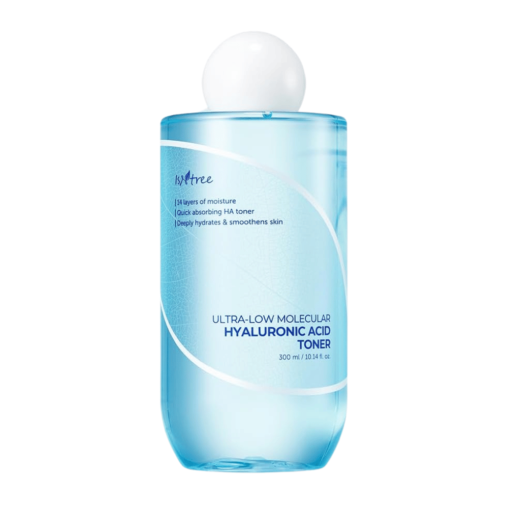 Imagem do produto de Isntree Ultra-Low Molecular Hyaluronic Acid Toner, 300 ml. A garrafa é azul-clara com texto branco e tampa redonda branca, projetada para sinalizar propriedades hidratantes e calmantes.