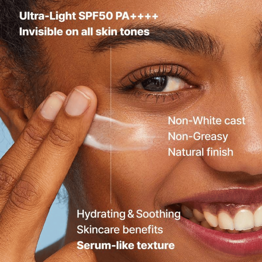 Close-up de uma mulher aplicando um protetor solar transparente com os dedos; o texto destaca SPF50 PA++++, sem resíduo branco, acabamento natural e textura hidratante semelhante a um sérum.