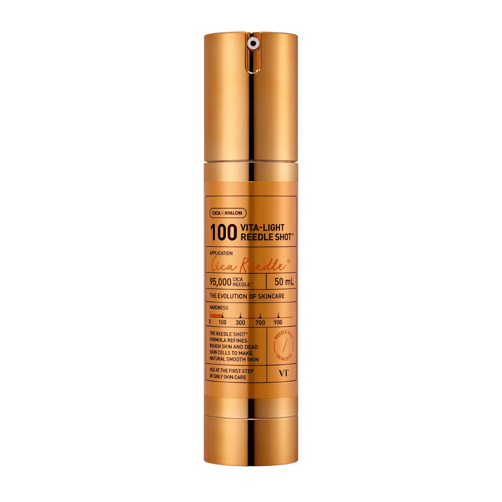Frasco dourado VT Cica Hyalon Vita-Light Reedle Shot 100hL, 50 ml, com bomba e texto impresso na frente sobre os ingredientes e uso do produto.