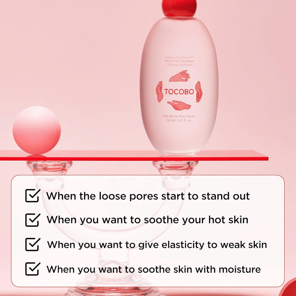 Imagem de produto de TOCOBO Vita Berry Pore Toner colocada sobre um pódio rosa elegante, com foco no cuidado dos poros, hidratação e efeito calmante para a pele.