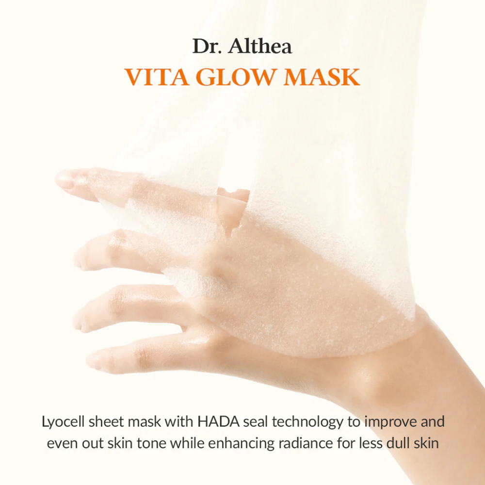 Mão segurando uma lyocell Sheet mask de Dr. Althea Vita Glow Mask. A máscara melhora o brilho e a uniformidade da pele com a tecnologia HADA Seal.