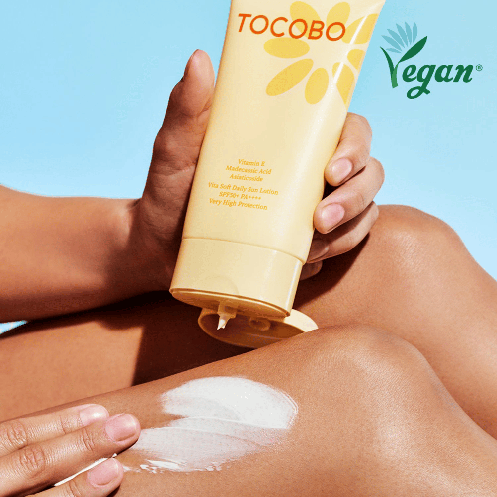 Aplicação de Tocobo Vita Soft Daily Sun Lotion na pele com fórmula leve que é rapidamente absorvida sem deixar sensação pegajosa e proporciona proteção SPF50+