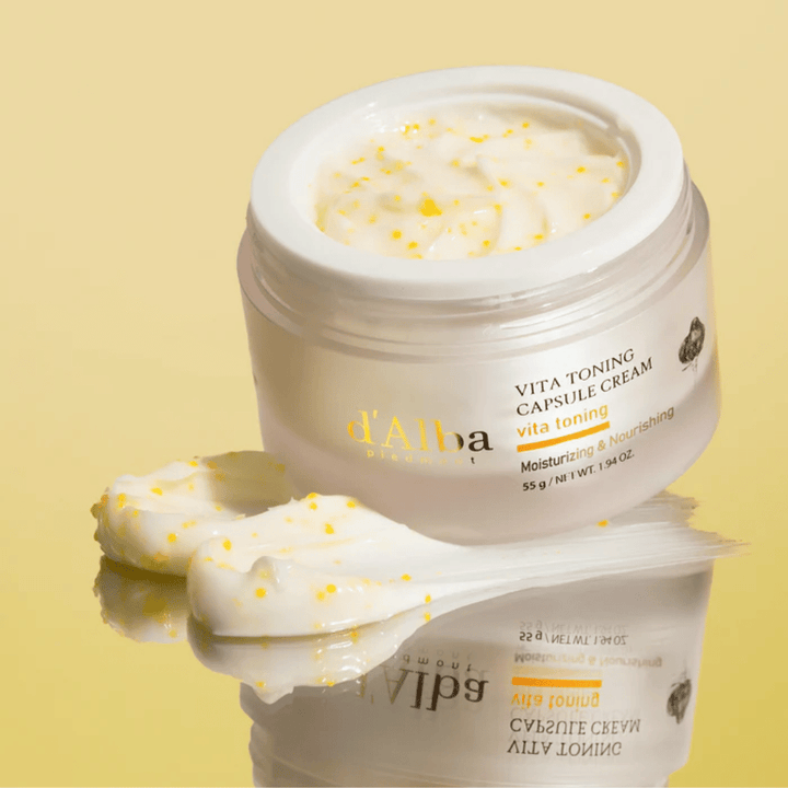 Textura do d’Alba Vita Toning Capsule Cream – creme facial com cápsulas brancas que se fundem na pele e ajudam a hidratar e proporcionar um tom de pele mais claro.