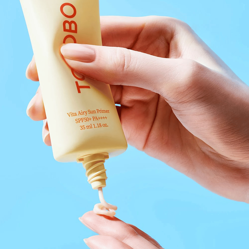TOCOBO Vita Airy Sun Primer tem uma textura leve e sedosa que se funde na pele sem colar. Perfeito como base sob a maquilhagem – com alta proteção solar!