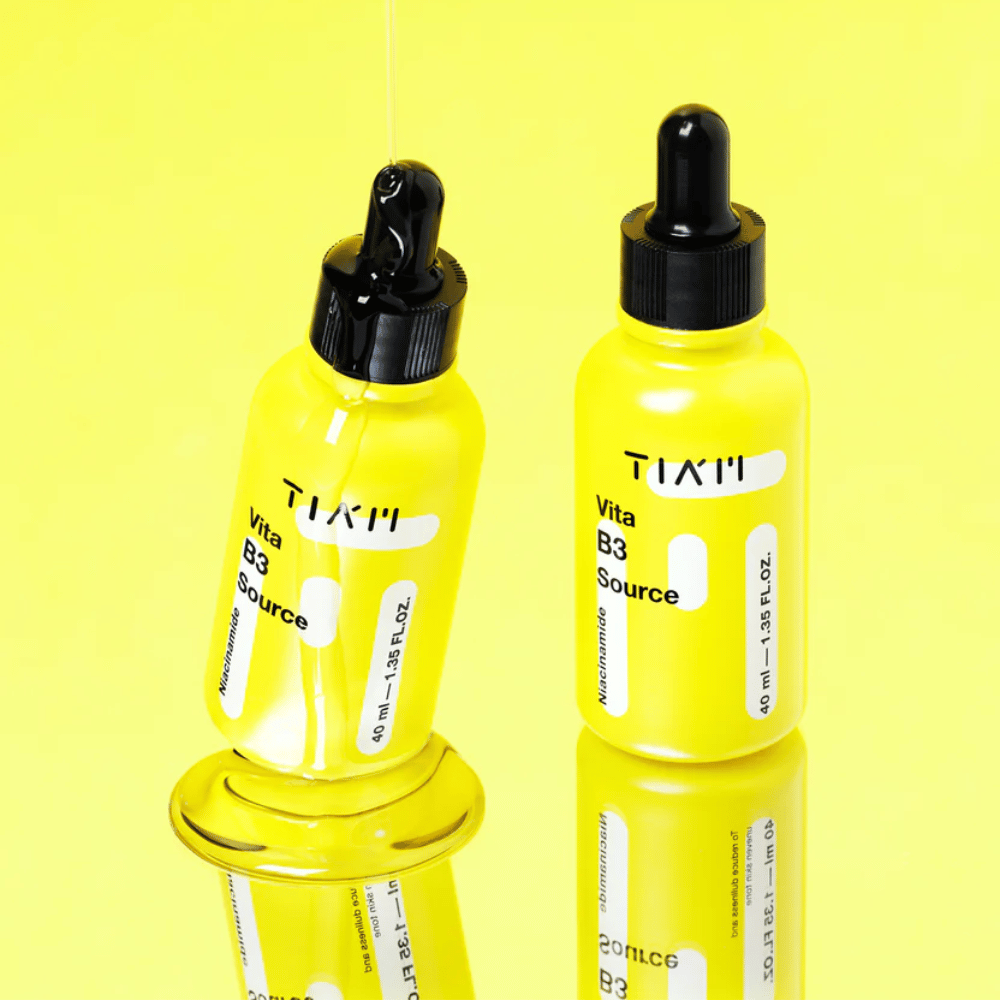 TIA'M Vita B3 Source – duas garrafas amarelas com sérum de niacinamida que proporciona brilho, uniformiza o tom da pele e reduz manchas de pigmentação.