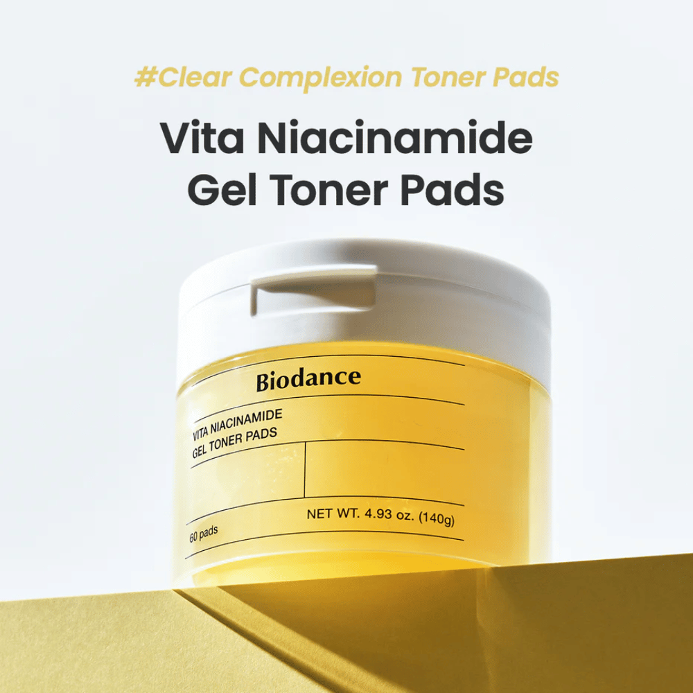 Biodance Vita Niacinamide Gel Toner Pads – pote com 60 discos para um tom de pele mais claro, exibido em um pódio amarelo com etiqueta clara e design moderno.