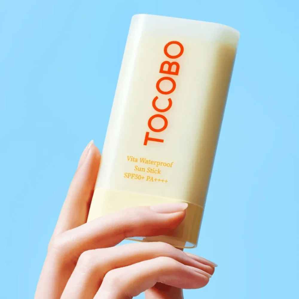 TOCOBO Vita Waterproof Sun Stick oferece proteção eficaz com SPF50+ PA++++. Perfeito para pele sensível, funde-se sem deixar resíduos e é resistente à água para dias ativos.