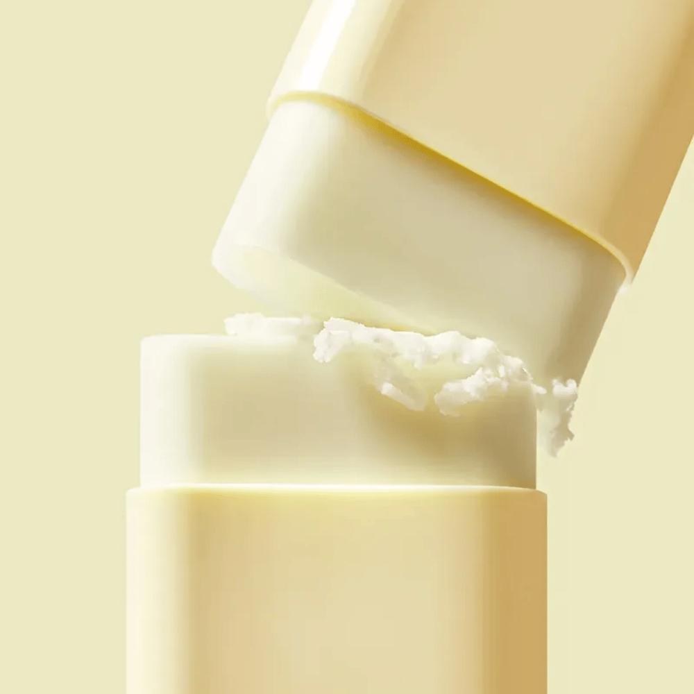 TOCOBO Vita Waterproof Sun Stick oferece proteção solar de amplo espectro em formato de stick prático. Rico em vitamina E e extratos vegetais para uma pele macia e protegida.