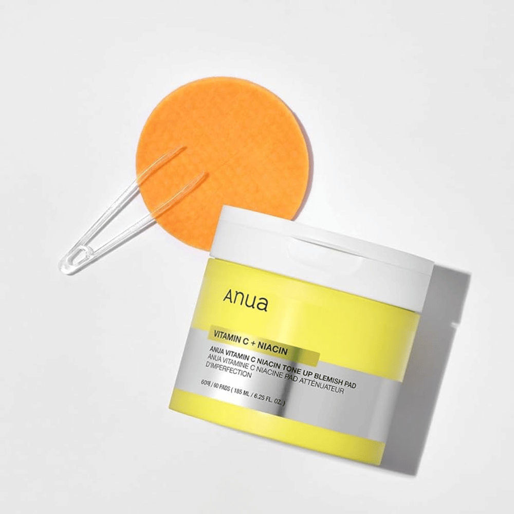 Anua Vitamin C + Niacin Tone Up Blemish Pad – Almofadas tonificantes refrescantes para um tom de pele mais uniforme.

🍊 Vitamina C – Proporciona brilho à pele e reduz manchas escuras.
💧 Niacinamida – Melhora a elasticidade da pele e reduz irregularidades.
🧖‍♀️ Esfoliação suave – Remove células mortas para uma pele mais clara.

Perfeito para uma pele radiante e uniforme!
