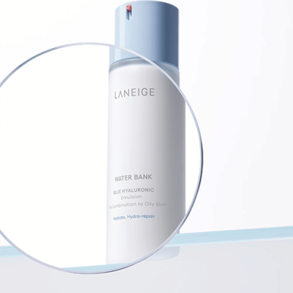 LANEIGE Water Bank Blue Hyaluronic Emulsion com bomba azul-clara, vista através de uma lupa contra fundo branco com borda azul.