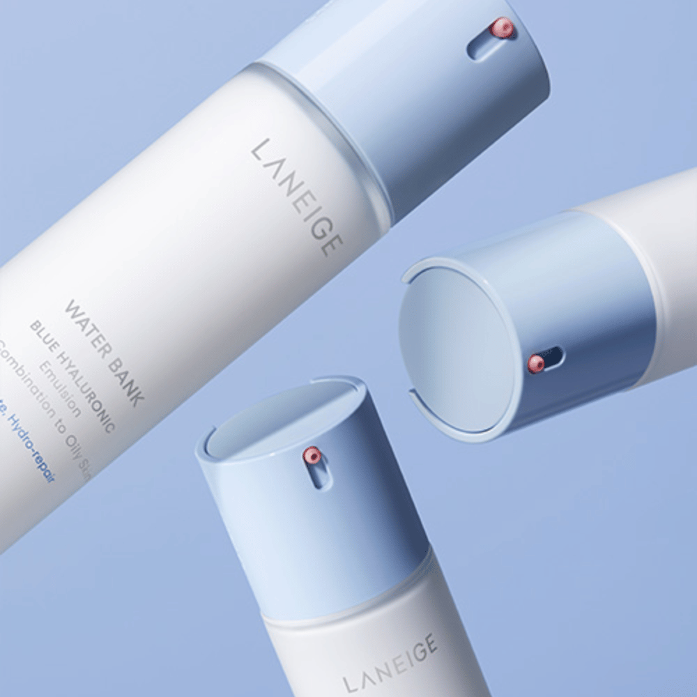 Três garrafas de LANEIGE Water Bank Blue Hyaluronic Emulsion com cabeçotes de bomba azul-clara contra um fundo azul, mostradas de diferentes ângulos.