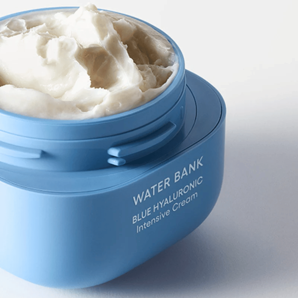 Lata aberta de LANEIGE Water Bank Blue Hyaluronic Intensive Cream mostrando a rica consistência cremosa, contra fundo claro.