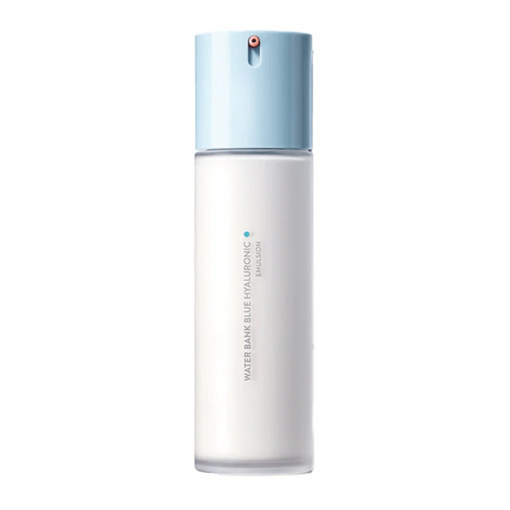 LANEIGE Water Bank Blue Hyaluronic Emulsion em garrafa branca com bomba azul-clara e design minimalista, isolada contra fundo branco.