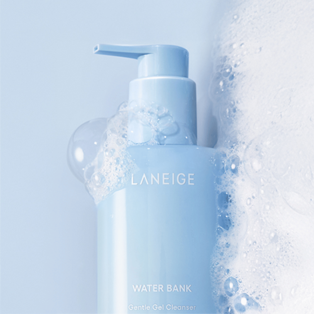 LANEIGE Water Bank Gentle Gel Cleanser coberto de espuma e bolhas contra um fundo azul-claro, o que sinaliza limpeza e frescor.