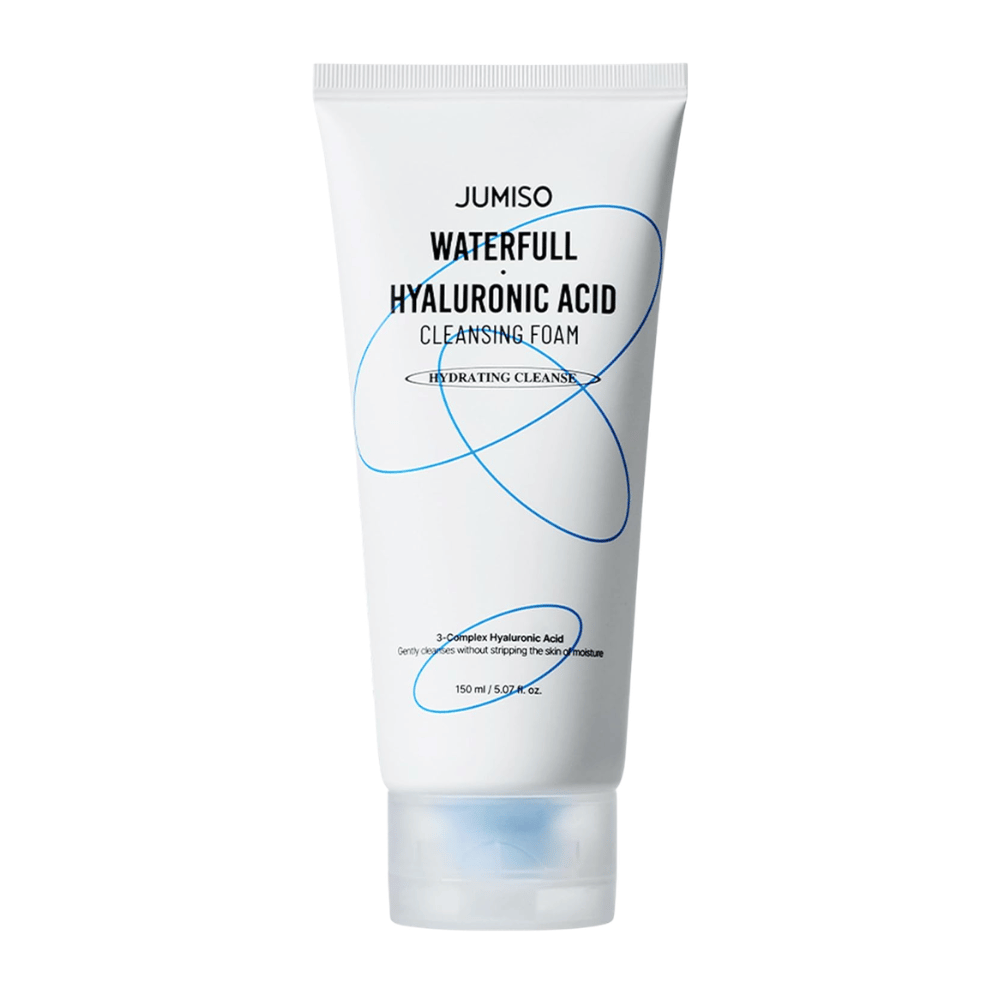 Jumiso Waterfull Hyaluronic Acid Cleansing Foam apresentada sobre fundo branco. limpeza facial hidratante com ácido hialurónico que limpa a pele suavemente sem perturbar o equilíbrio natural de hidratação da pele.