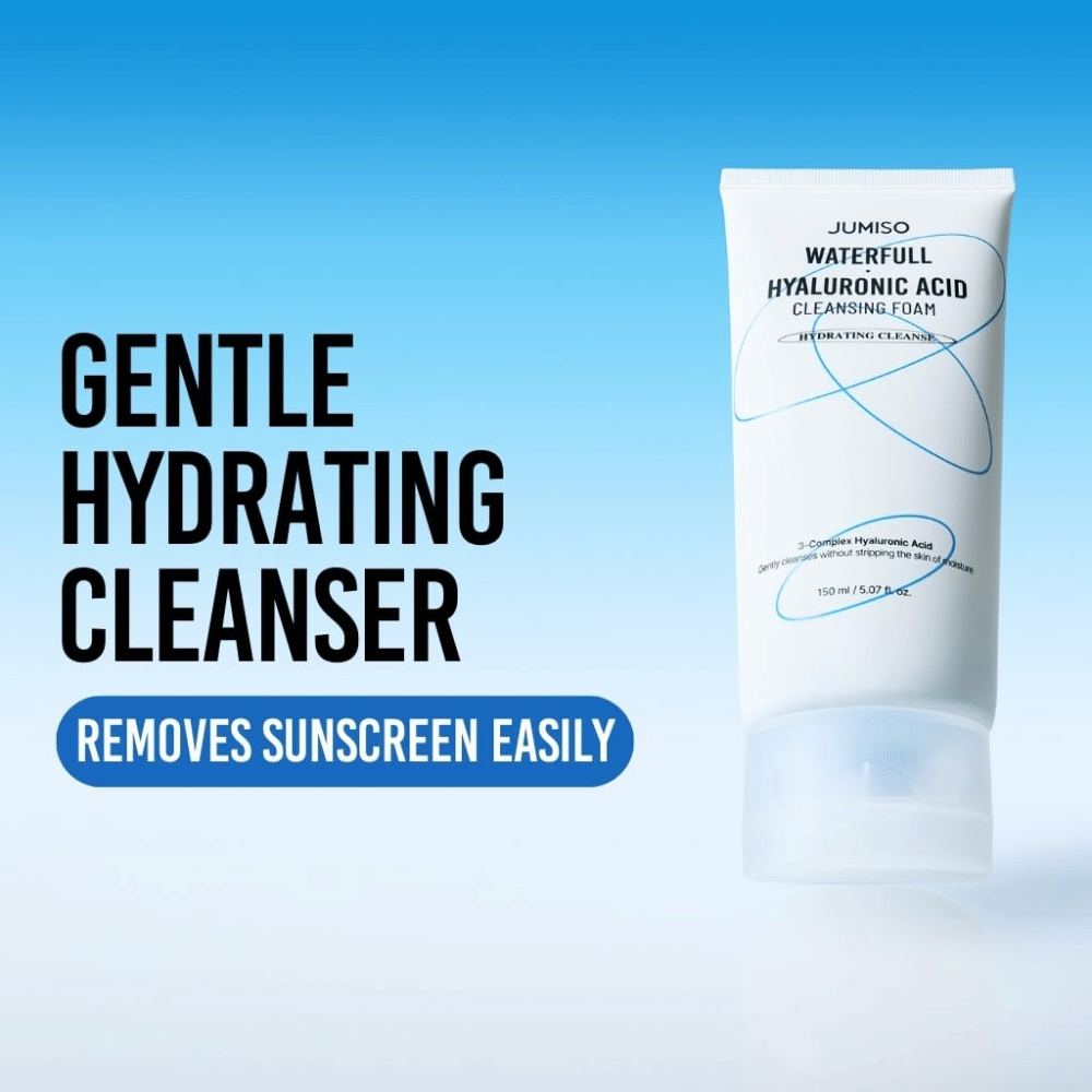 Imagem do produto Jumiso Waterfull Hyaluronic Acid Cleansing Foam sobre fundo azul. O foco está numa limpeza facial suave e hidratante que remove eficazmente o protetor solar e as impurezas diárias.