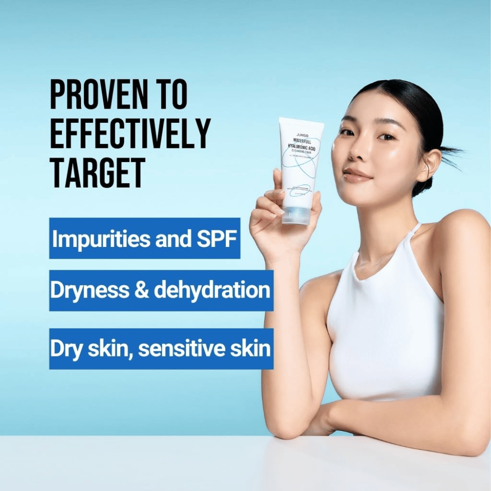 Pessoa com pele limpa e hidratada segura Jumiso Waterfull Hyaluronic Acid Cleansing Foam. A imagem descreve a capacidade do produto de atuar sobre impurezas, resíduos de SPF, secura e pele sensível.