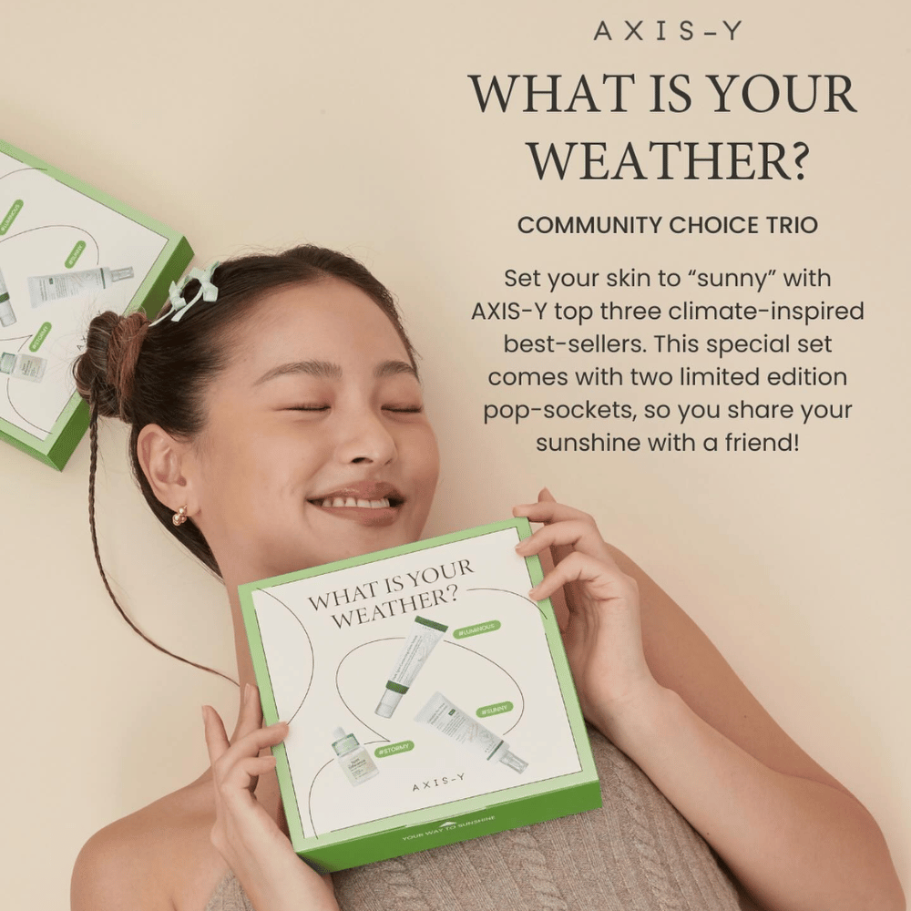 Uma mulher exibe AXIS-Y Kit de cuidados com a pele "What is your weather?" que inclui três produtos de topo inspirados no clima e duas edições limitadas de pop-sockets para partilhar com um amigo.