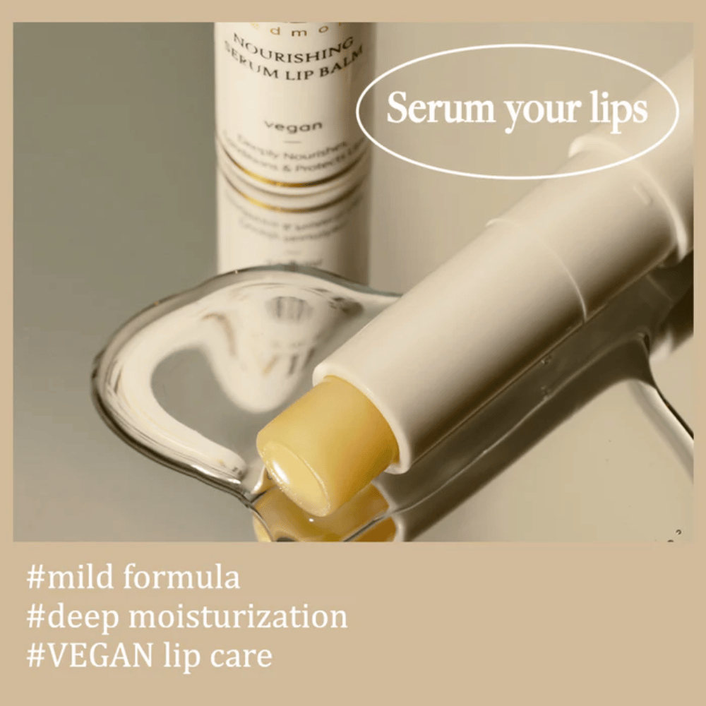 d'Alba Nourishing Serum Lip Balm em close-up deitado sobre um espelho com texto sobre fórmula suave, hidratação profunda e cuidado labial vegano.