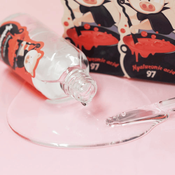 Close-up de Elizavecca Hyaluronic Acid 97 com pipeta e textura de soro claro que é rapidamente absorvido e hidrata profundamente a pele.