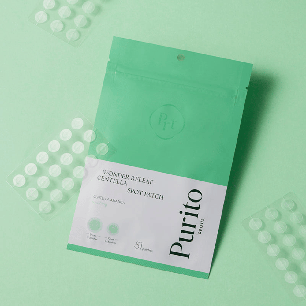 Purito Wonder Releaf Centella Spot Patch em fundo verde com folhas de adesivos visíveis, adesivos calmantes para acne que reduzem a vermelhidão e protegem as impurezas.