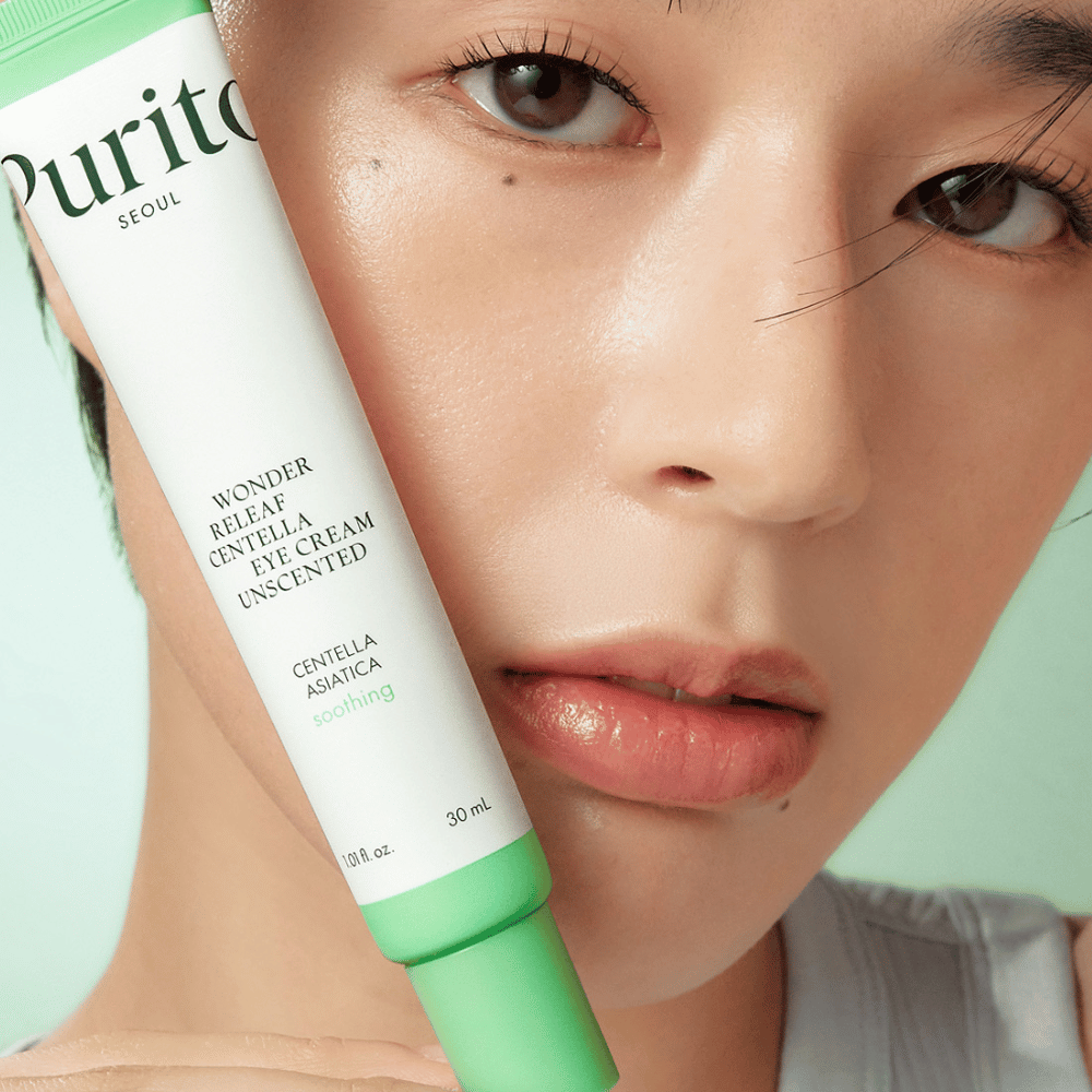 Purito Wonder Releaf Centella Eye Cream Unscented é um creme para os olhos nutritivo que contém Centella Asiatica calmante. Perfeito para pele sensível, este creme sem fragrância reduz a irritação e hidrata intensamente enquanto reduz linhas finas e olheiras.