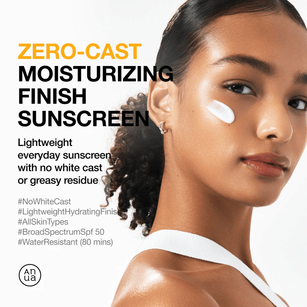 Mulher com protetor solar na bochecha mostrando ANUA Zero-Cast Moisturizing Finish Sunscreen – um protetor solar leve e hidratante com SPF 50 que não deixa resíduo branco.