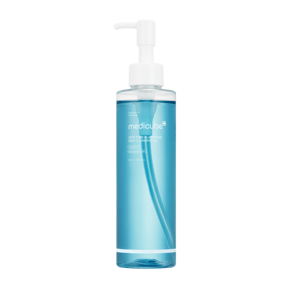 Garrafa de Medicube Zero Pore Blackhead Deep Cleansing Oil em embalagem azul com bomba branca, contra um fundo branco.
