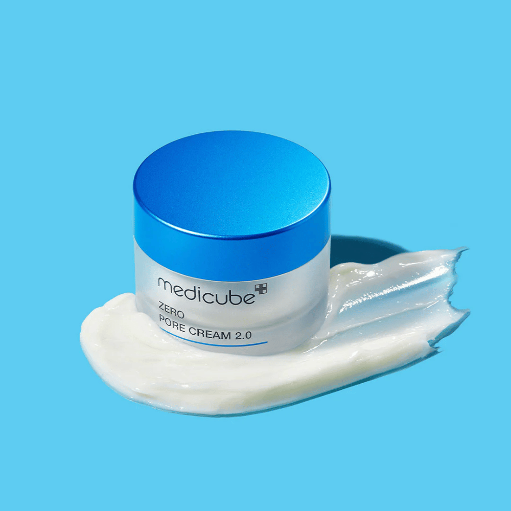 Medicube Zero Pore Cream 2.0 é um creme leve e hidratante que ajuda a minimizar a visibilidade dos poros e a equilibrar a produção de sebo. Deixa a pele macia, mate e fresca sem obstruir os poros, tornando-o perfeito para pele oleosa e mista.