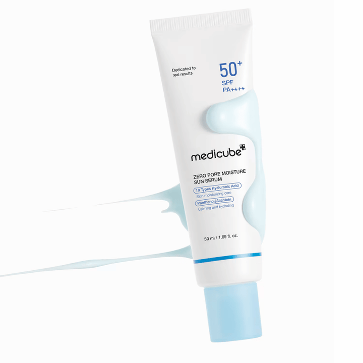 Medicube Zero Pore Moisture Sun Serum SPF50+ PA++++ envolvido por uma textura de produto semelhante a sérum. Protetor solar hidratante com 10 tipos de ácido hialurónico para hidratação, conforto e proteção UV diária.