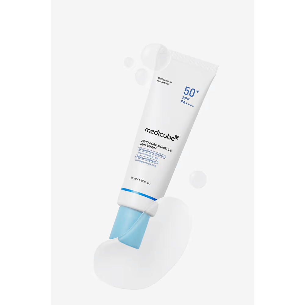 Medicube Zero Pore Moisture Sun Serum SPF50+ PA++++ com textura leve de sérum. A imagem destaca a fórmula hidratante que ajuda a pele a sentir-se macia, acalmada e protegida do sol.