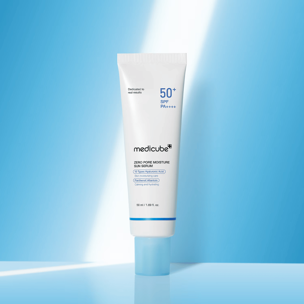 Medicube Zero Pore Moisture Sun Serum SPF50+ PA++++ apresentado sobre um fundo azul. Sérum solar hidratante com ácido hialurónico, pantenol e alantoína para proteção UV diária e cuidado da pele.