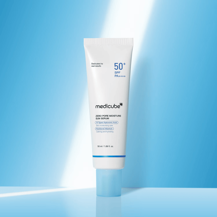Medicube Zero Pore Moisture Sun Serum SPF50+ PA++++ apresentado sobre um fundo azul. Sérum solar hidratante com ácido hialurónico, pantenol e alantoína para proteção UV diária e cuidado da pele.