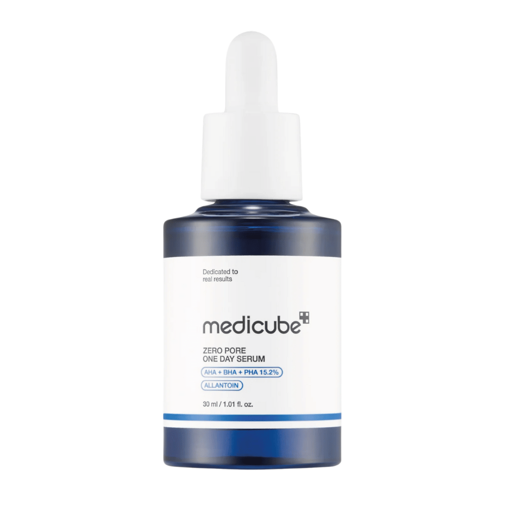 Garrafa de Medicube Zero Pore One Day Serum com rótulo branco e detalhes azuis, um produto esfoliante com AHA, BHA e PHA, sobre fundo branco.