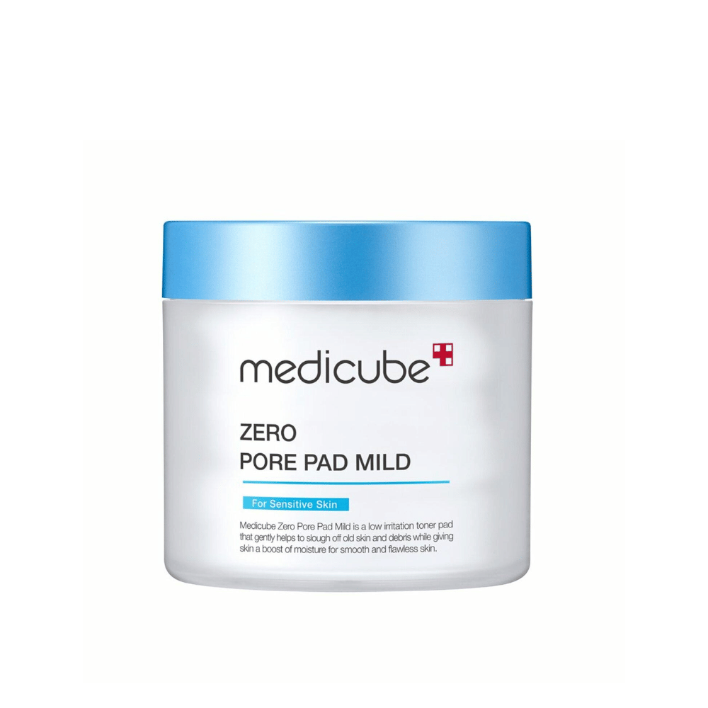 Medicube Zero Pore Pad Mild é um disco de toner suave para pele sensível. Ajuda a esfoliar suavemente as células mortas da pele e impurezas enquanto adiciona hidratação para uma pele macia e lisa. O produto vem em uma embalagem azul e branca, ideal para uso diário.